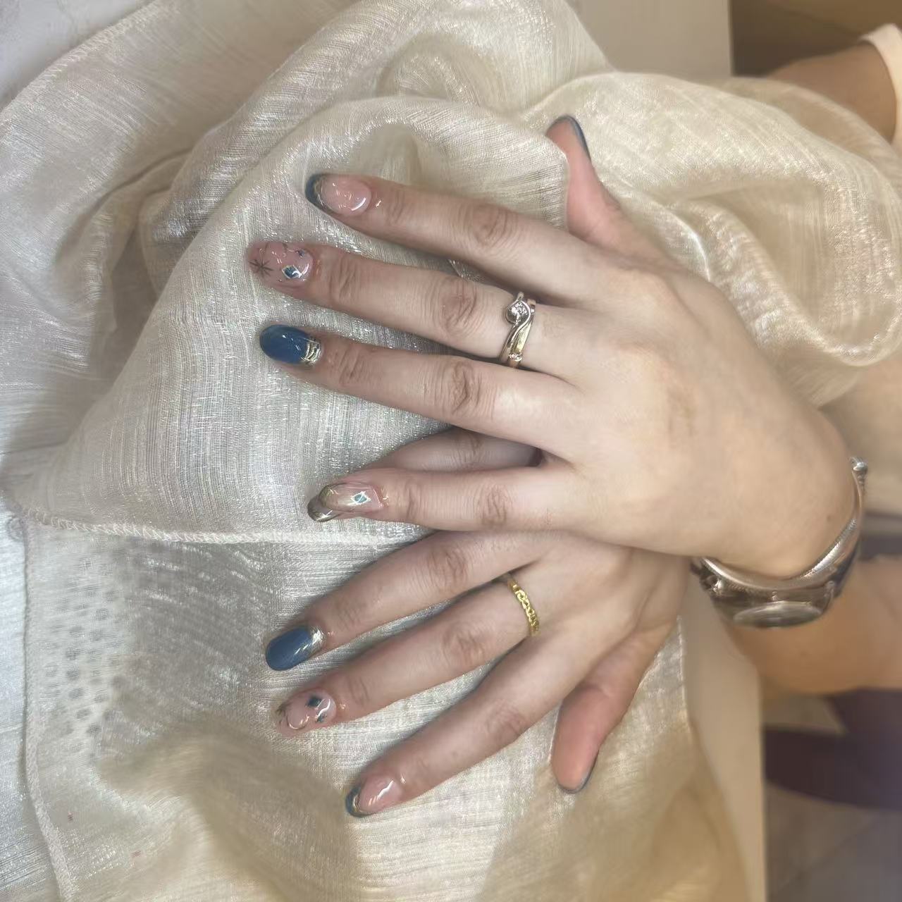 Nail art blu con glitter e stelline