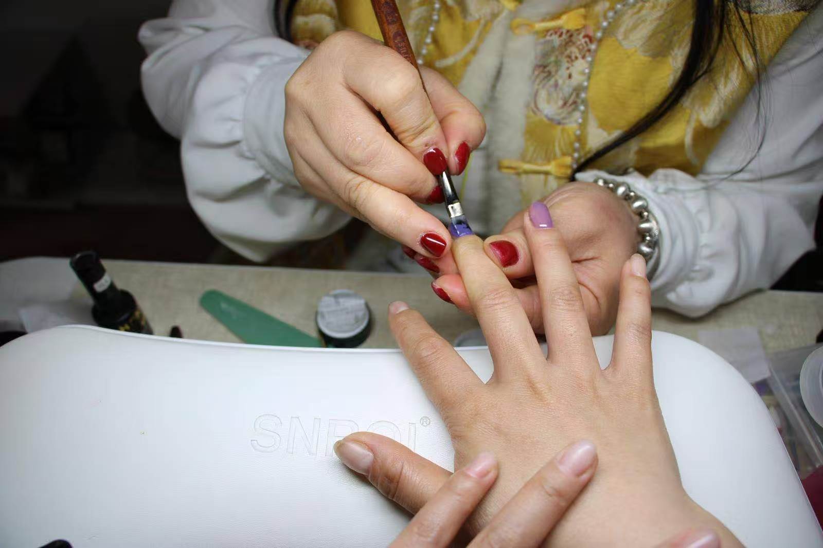 Applicazione smalto semipermanente rosso