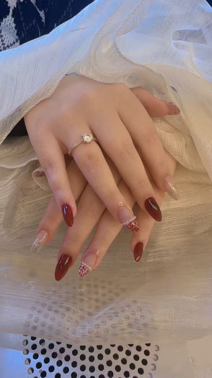 Nail art rosso bordeaux con dettagli