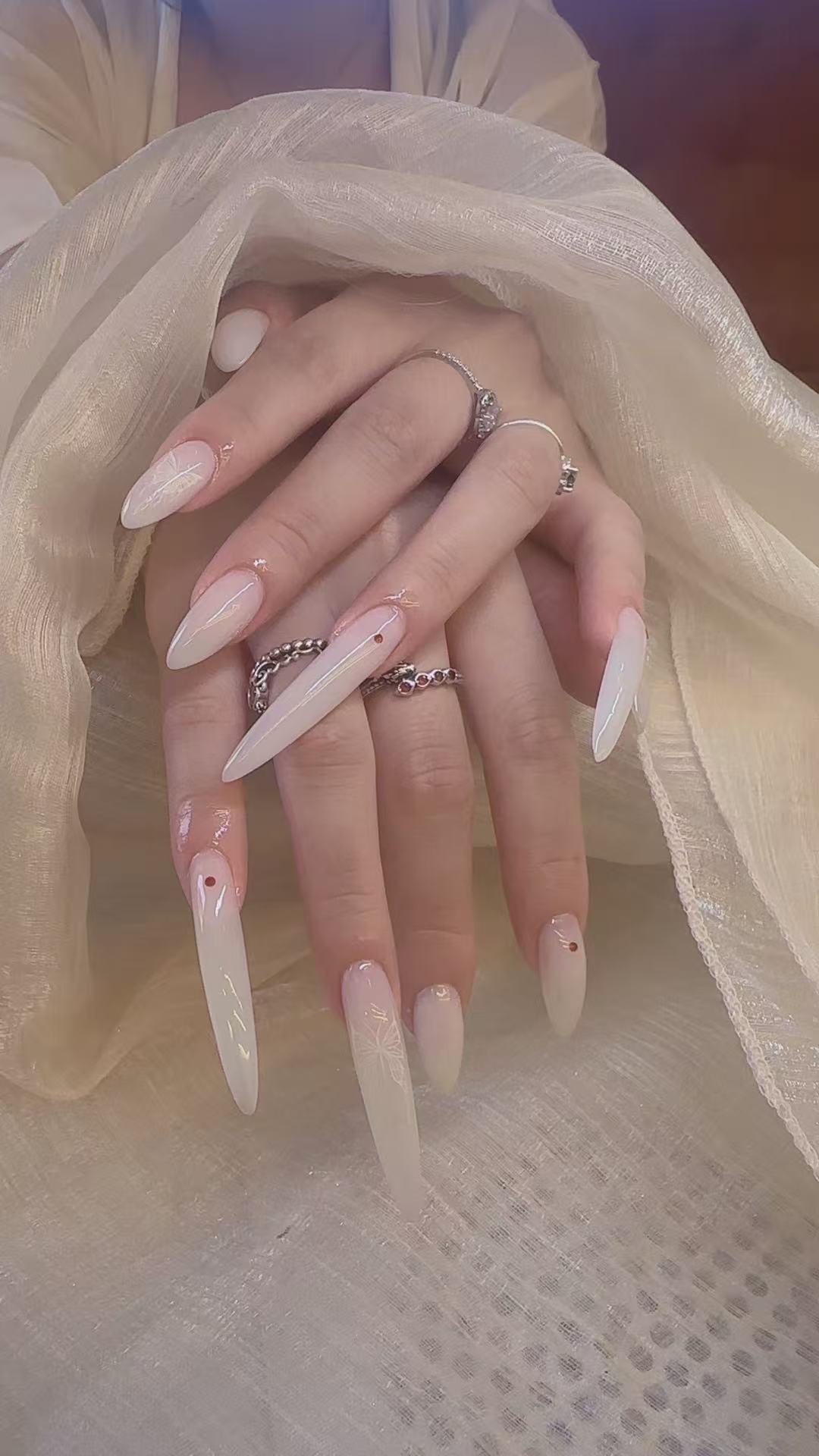 Unghie lunghe nude con decorazioni floreali